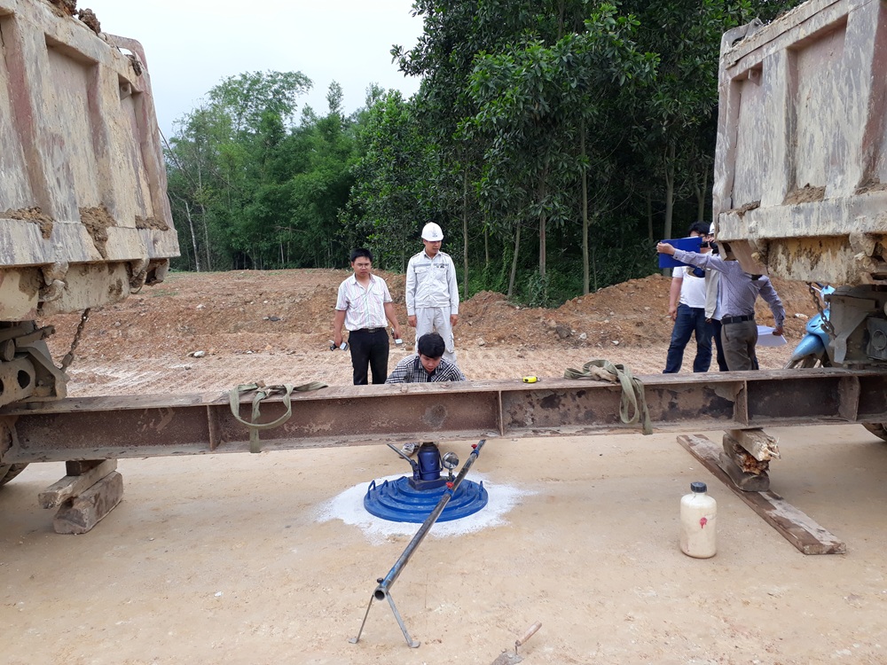 Đo mặt đường bằng tấm ép cứng